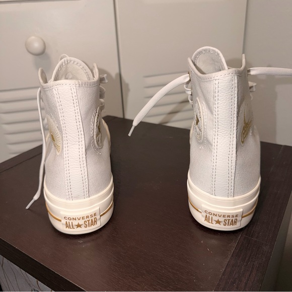 Converse Chuck Taylor Women's High-Top Sneakers In White and Gold Size 9 - Picture 3 of 7